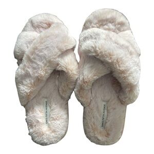 NWOT Saks Fifth Avenue Light Pink Furry Women's Slippers